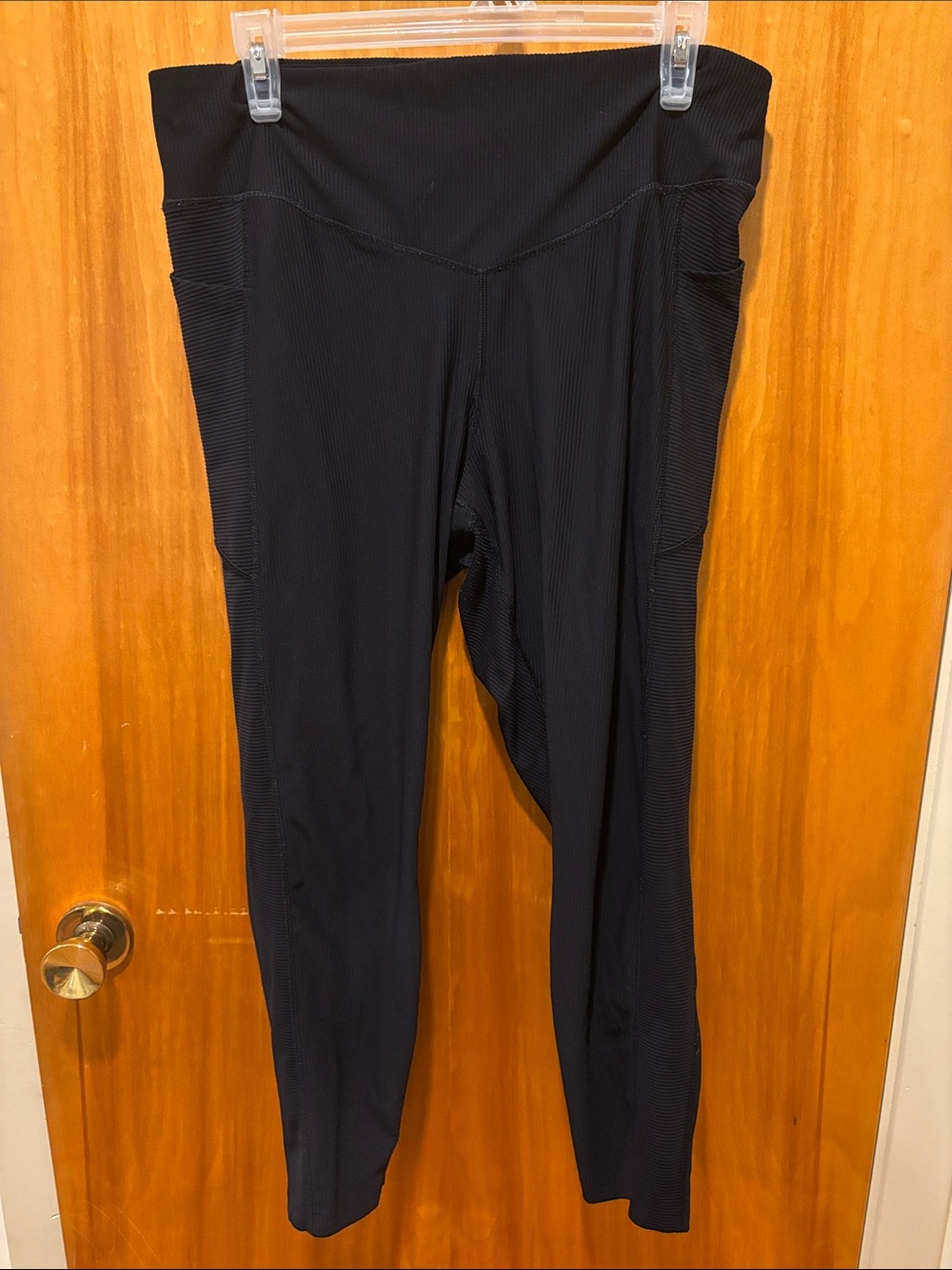 💙 3 FOR $22
Old Navy Black Ribbed High-Rise Leggings